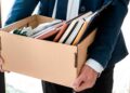 Trabajador con caja de pertenencias tras despido, símbolo de los fallos caros al despedir en España y cómo evitar juicios