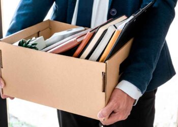 Trabajador con caja de pertenencias tras despido, símbolo de los fallos caros al despedir en España y cómo evitar juicios