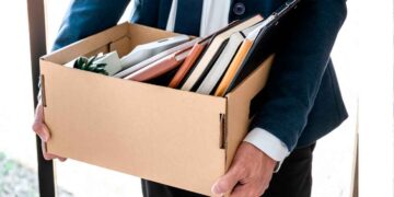 Trabajador con caja de pertenencias tras despido, símbolo de los fallos caros al despedir en España y cómo evitar juicios