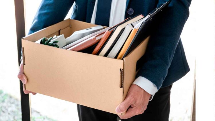 Trabajador con caja de pertenencias tras despido, símbolo de los fallos caros al despedir en España y cómo evitar juicios