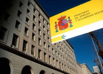 Fachada de la Seguridad Social y cartel indicativo
