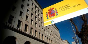 Fachada de la Seguridad Social y cartel indicativo