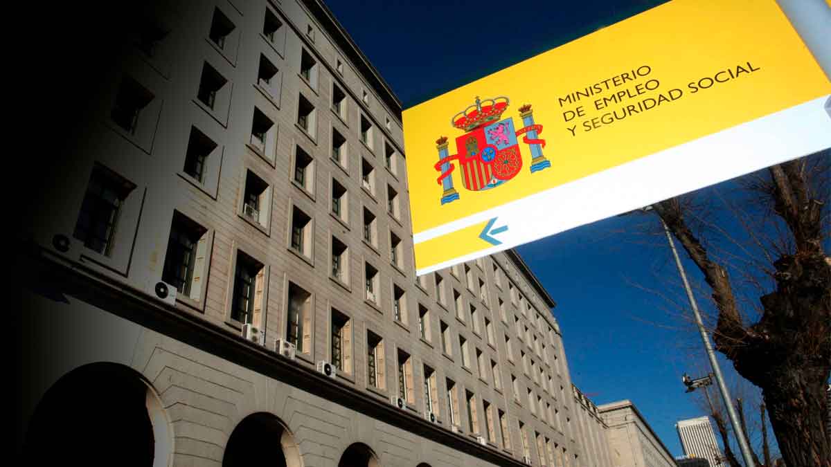 Fachada de la Seguridad Social y cartel indicativo