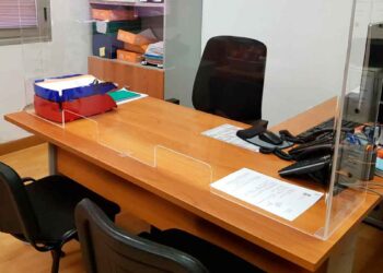 Mesa de oficina vacía en el Ayuntamiento de Cádiz, símbolo del “funcionario fantasma” ausente seis años por absentismo laboral