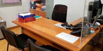 Mesa de oficina vacía en el Ayuntamiento de Cádiz, símbolo del “funcionario fantasma” ausente seis años por absentismo laboral