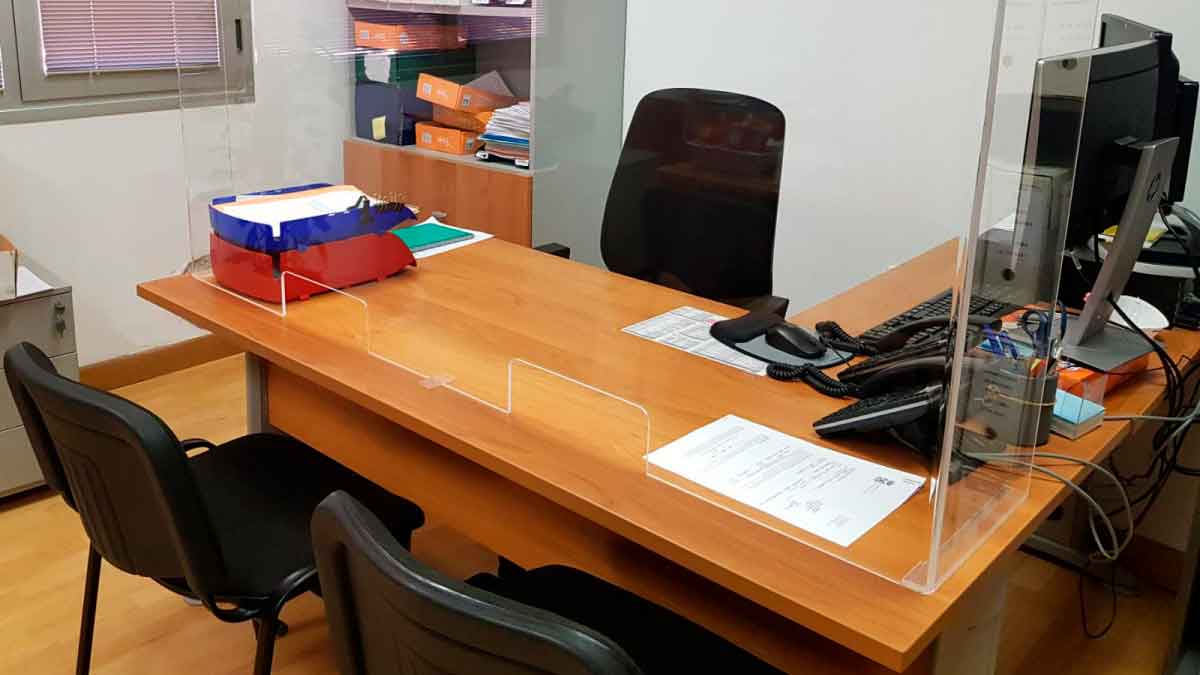 Mesa de oficina vacía en el Ayuntamiento de Cádiz, símbolo del “funcionario fantasma” ausente seis años por absentismo laboral