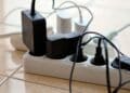 Regleta sobrecargada con cargadores y cables, ejemplo del riesgo de incendio que evita el gadget de Amazon
