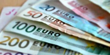 Billetes de euro de 100, 50, 20 y 200 € apilados, foco en el rediseño anunciado por el Banco de España