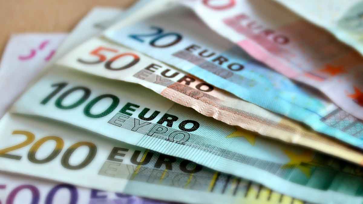 Billetes de euro de 100, 50, 20 y 200 € apilados, foco en el rediseño anunciado por el Banco de España