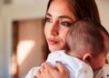 Madre joven con su bebé en brazos, símbolo de los nuevos incentivos y la bonificación por maternidad para empresas
