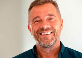 Hombre de mediana edad sonriente, símbolo de los trabajadores que podrán jubilarse antes con la reforma de pensiones 2025