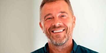 Hombre de mediana edad sonriente, símbolo de los trabajadores que podrán jubilarse antes con la reforma de pensiones 2025
