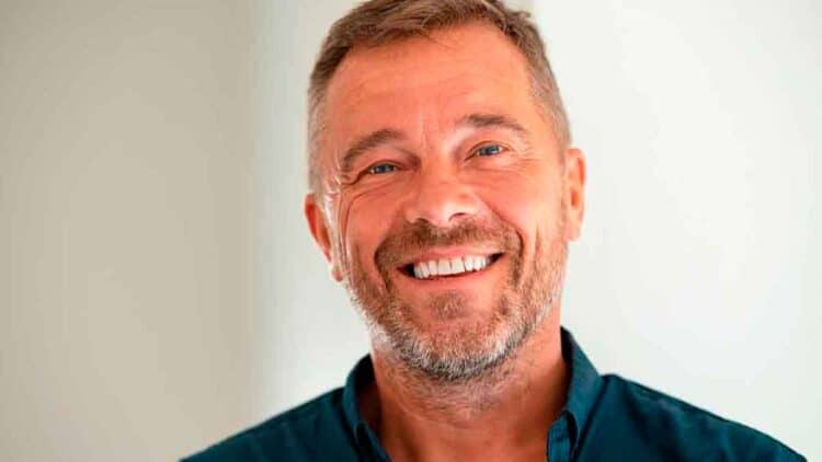 Hombre de mediana edad sonriente, símbolo de los trabajadores que podrán jubilarse antes con la reforma de pensiones 2025