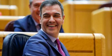 Político español sonríe en la Cámara Alta durante el debate de la reforma de la Ley de Vivienda que refuerza la protección a los inquilinos