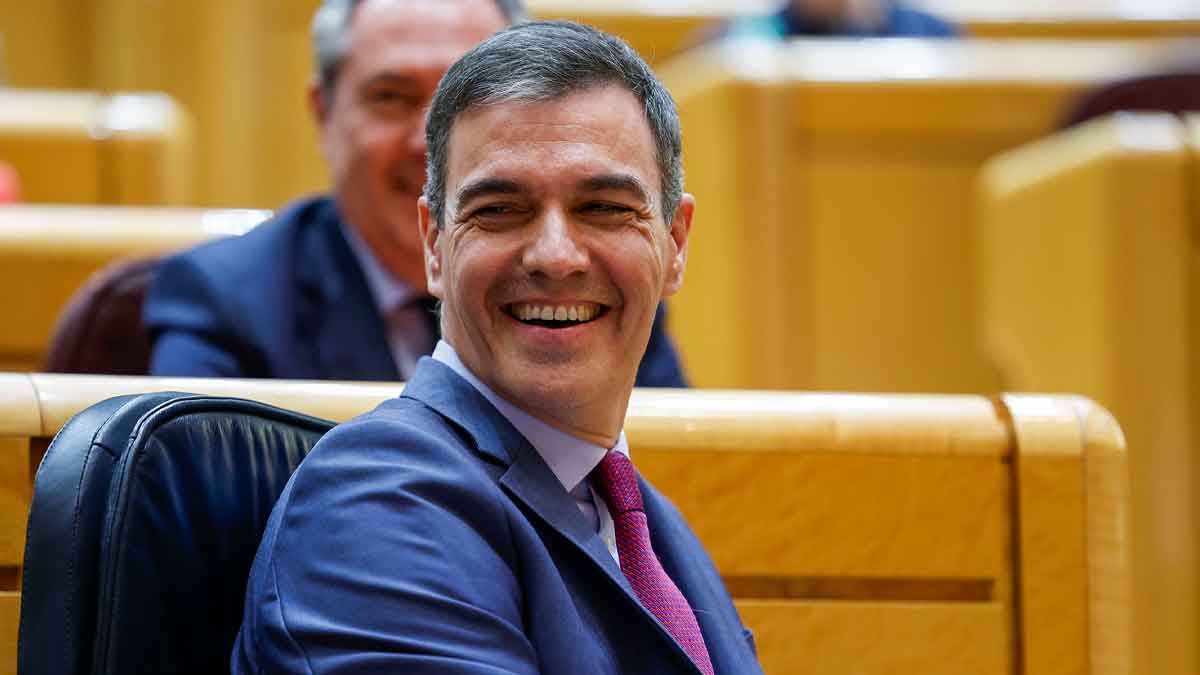 Político español sonríe en la Cámara Alta durante el debate de la reforma de la Ley de Vivienda que refuerza la protección a los inquilinos