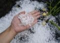 Mano sosteniendo granizo acumulado tras la tormenta que sorprendió a Madrid el 6 de mayo de 2025, según la previsión de la AEMET