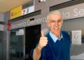 Pensionista sonriente con el pulgar arriba ante la Tesorería General de la Seguridad Social tras compatibilizar dos pensiones y conservar sus derechos