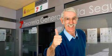 Pensionista sonriente con el pulgar arriba ante la Tesorería General de la Seguridad Social tras compatibilizar dos pensiones y conservar sus derechos