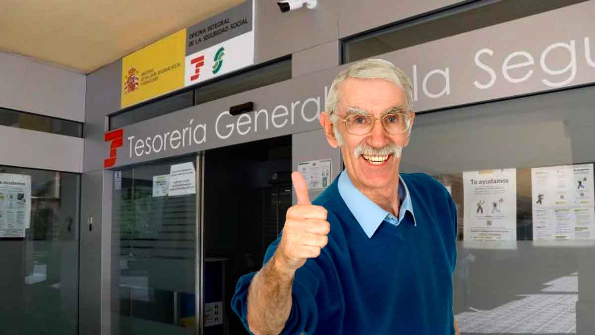 Pensionista sonriente con el pulgar arriba ante la Tesorería General de la Seguridad Social tras compatibilizar dos pensiones y conservar sus derechos