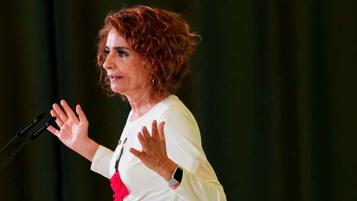 Portavoz de Hacienda durante rueda de prensa sobre la devolución íntegra del IRPF a los contribuyentes afectados por un fallo legal