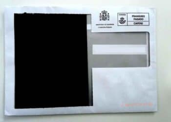 Sobre oficial del Ministerio de Hacienda que recibirán 41.000 contribuyentes para corregir su Declaración de la Renta antes del 30 de junio