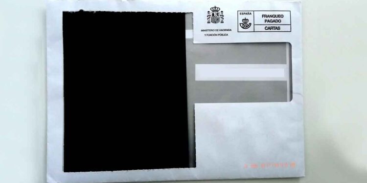 Sobre oficial del Ministerio de Hacienda que recibirán 41.000 contribuyentes para corregir su Declaración de la Renta antes del 30 de junio