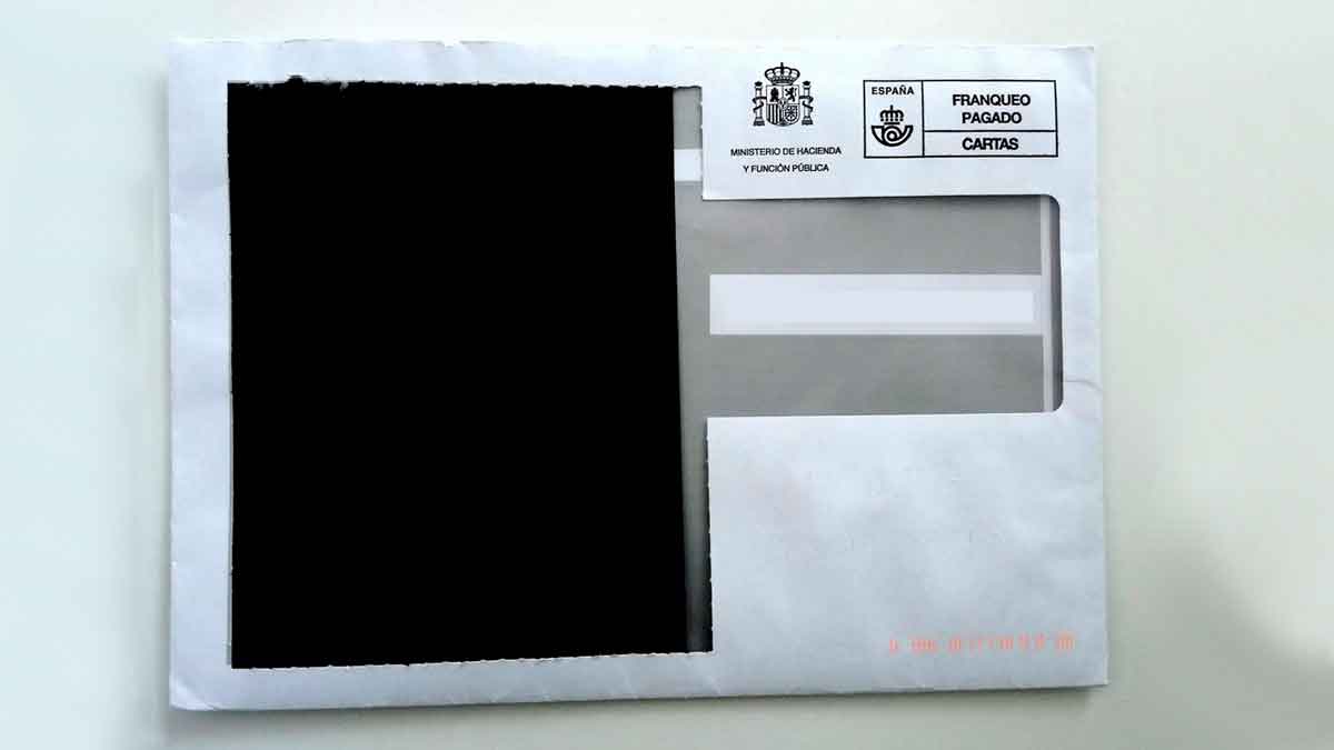 Sobre oficial del Ministerio de Hacienda que recibirán 41.000 contribuyentes para corregir su Declaración de la Renta antes del 30 de junio