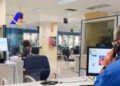 Empleado de la Agencia Tributaria asesorando a propietarios de vivienda sobre obligaciones fiscales en la Renta 2024-2025