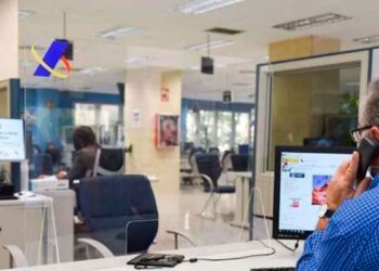 Empleado de la Agencia Tributaria asesorando a propietarios de vivienda sobre obligaciones fiscales en la Renta 2024-2025
