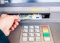 Persona retirando billetes de 50 € en un cajero automático, movimientos de efectivo bajo vigilancia de Hacienda en 2025