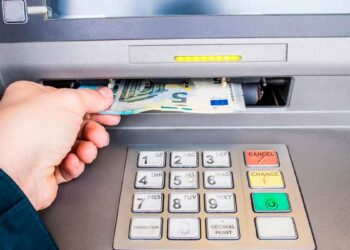 Persona retirando billetes de 50 € en un cajero automático, movimientos de efectivo bajo vigilancia de Hacienda en 2025