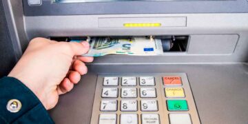 Persona retirando billetes de 50 € en un cajero automático, movimientos de efectivo bajo vigilancia de Hacienda en 2025