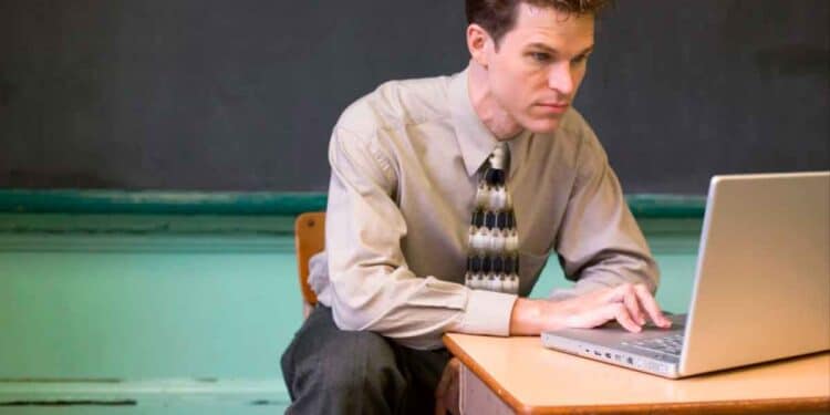 Profesor universitario con portátil en clase