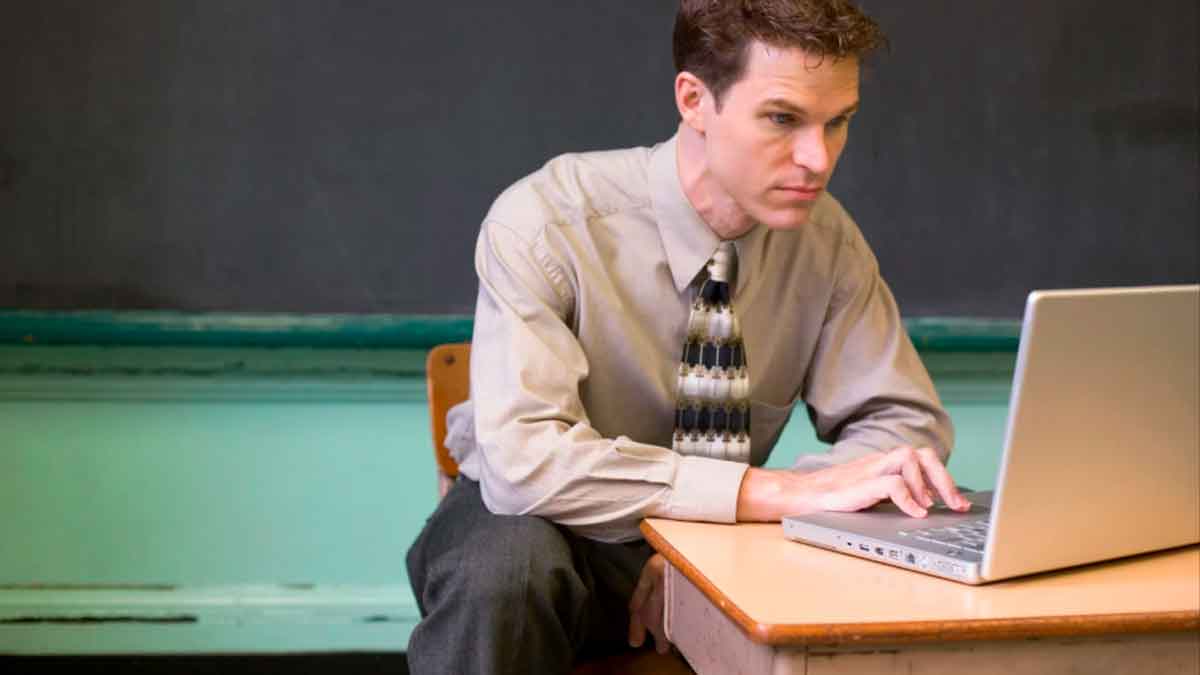 Profesor universitario con portátil en clase