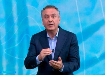 Presentador del tiempo explicando la inestabilidad meteorológica que afectará a Madrid, con fondo azul de mapas isobáricos