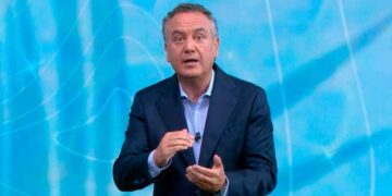 Presentador del tiempo explicando la inestabilidad meteorológica que afectará a Madrid, con fondo azul de mapas isobáricos