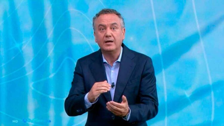 Presentador del tiempo explicando la inestabilidad meteorológica que afectará a Madrid, con fondo azul de mapas isobáricos