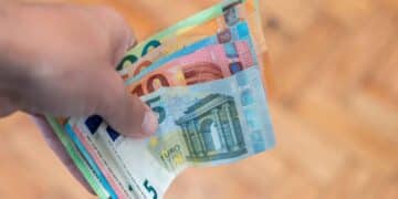 Persona mostrando billetes de euro, concepto de ayuda económica del Ingreso Mínimo Vital en 2025