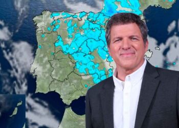 Mario Picazo frente al mapa del tiempo pronosticando lluvia y tormentas en Madrid por San Isidro