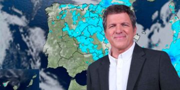 Mario Picazo frente al mapa del tiempo pronosticando lluvia y tormentas en Madrid por San Isidro