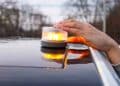 Conductor coloca la luz de emergencia V-16 sobre el techo del coche, obligatoria en 2026 y disponible gratis en promociones