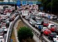 Tráfico intenso en la M-30 de Madrid; el Ayuntamiento endurece controles y multará con hasta 200 € a vehículos infractores