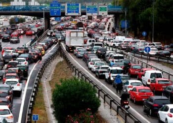 Tráfico intenso en la M-30 de Madrid; el Ayuntamiento endurece controles y multará con hasta 200 € a vehículos infractores