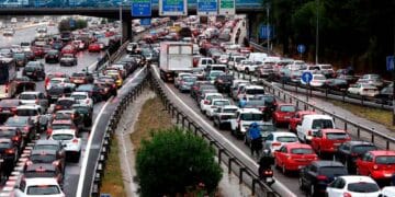 Tráfico intenso en la M-30 de Madrid; el Ayuntamiento endurece controles y multará con hasta 200 € a vehículos infractores