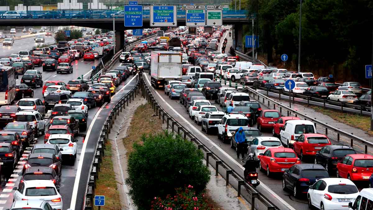 Tráfico intenso en la M-30 de Madrid; el Ayuntamiento endurece controles y multará con hasta 200 € a vehículos infractores