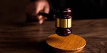 Mazo de juez sobre estrado que simboliza la sentencia que concede incapacidad permanente absoluta a una maestra por desequilibrio emocional