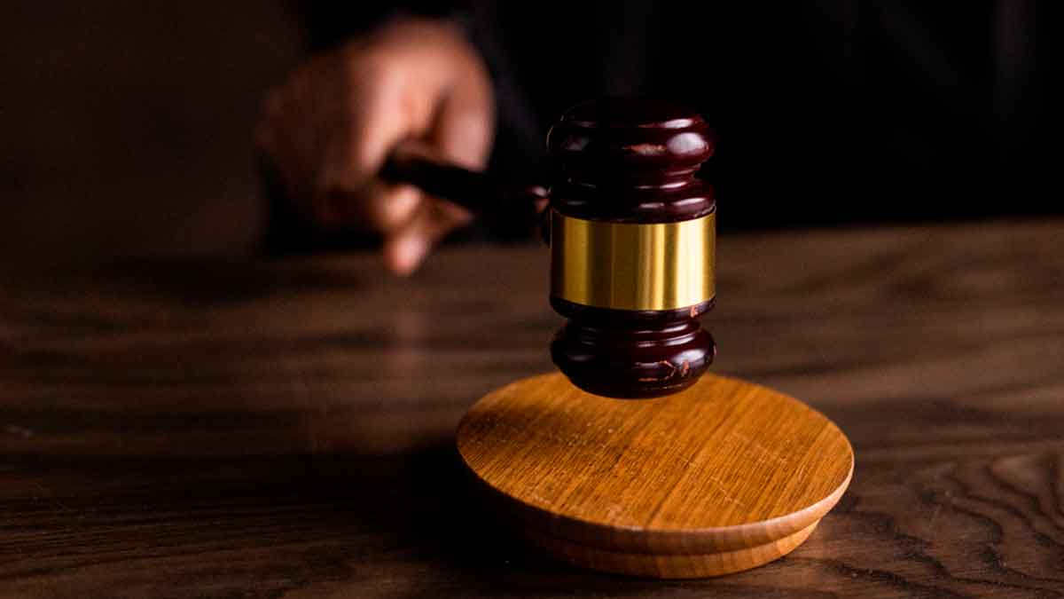 Mazo de juez sobre estrado que simboliza la sentencia que concede incapacidad permanente absoluta a una maestra por desequilibrio emocional