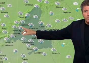 Presentador señala mapa de lluvias sobre Madrid avisando de fuertes precipitaciones y descenso de temperaturas el 8 de mayo