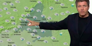 Presentador señala mapa de lluvias sobre Madrid avisando de fuertes precipitaciones y descenso de temperaturas el 8 de mayo