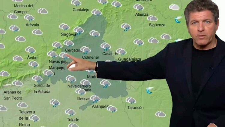Presentador señala mapa de lluvias sobre Madrid avisando de fuertes precipitaciones y descenso de temperaturas el 8 de mayo